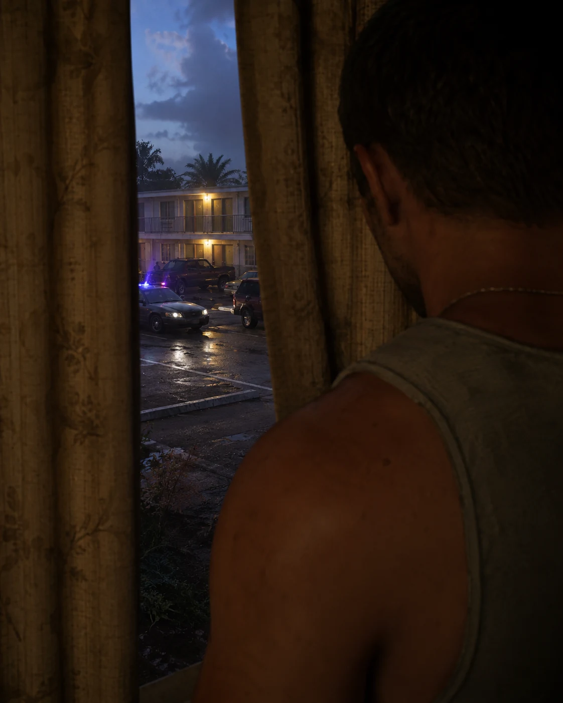 从汽车旅馆窗帘缝越过人物肩背观察停车场与警灯的原创近景